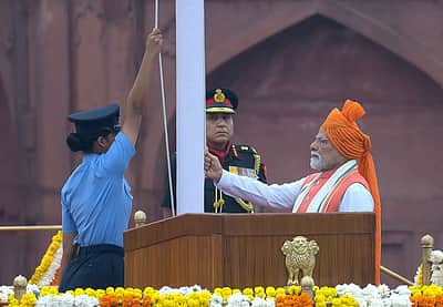 செங்கோட்டையில் தேசியக் கொடி ஏற்றினார் பிரதமர் மோடி!