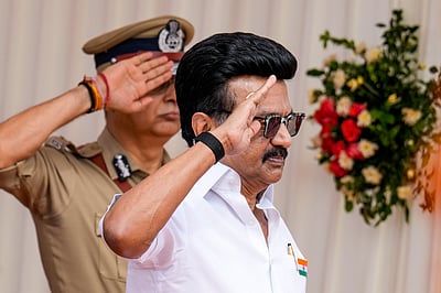 கோட்டை கொத்தளத்தில் தேசியக் கொடி ஏற்றினார் முதல்வர் ஸ்டாலின்!