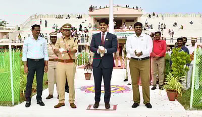 சுதந்திர நாள்: திருவள்ளூரில் மாவட்ட ஆட்சியர் கொடியேற்றினார்!