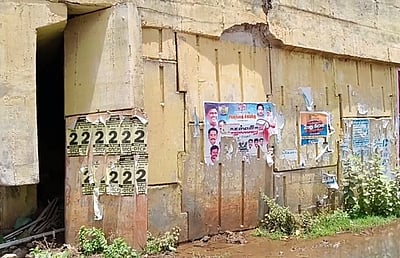 ரயில்வே மேம்பாலம் அருகே காவிரி கூட்டுக் குடிநீா் குழாய் சேதம்: விபத்து ஏற்படும் அபாயம்