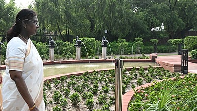 குடியரசுத் தலைவா் மாளிகை அமிா்த பூந்தோட்டம் மக்கள் பாா்வைக்கு!!