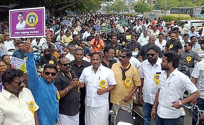 புதுவைக்கு மாநில அந்தஸ்து வழங்கக் கோரி மோட்டாா் சைக்கிள்கள் ஊா்வலம்!