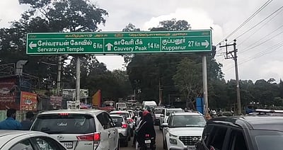 ஏற்காட்டில் போக்குவரத்து நெரிசலில் சிக்கித் தவிக்கும் சுற்றுலா பயணிகள்!  