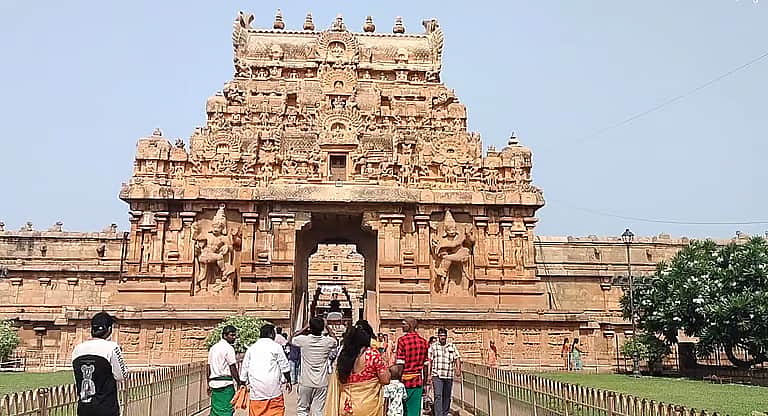 புத்தாண்டு: தஞ்சை பெரிய கோயிலில் பக்தர்கள் சாமி தரிசனம்! 