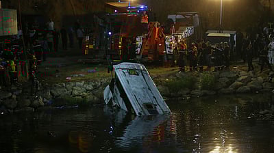 அல்ஜீரியா: ஆற்றில் பேருந்து கவிழ்ந்த விபத்தில் 18 பேர் பலி!