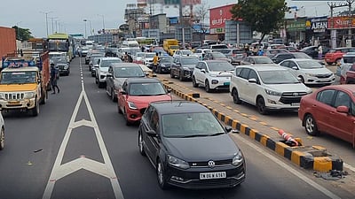 சென்னை திரும்பும் மக்கள்: 
புறநகா் பகுதிகளில் கடும் போக்குவரத்து நெரிசல்!