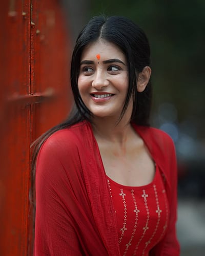 தேவதை பார்க்கும் நேரம்... ராஷி சிங்!