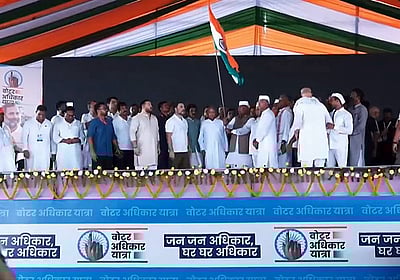 பிகாரில் வாக்குரிமைப் பேரணி தொடக்கம்: மூவண்ணக் கொடியசைத்து ஆரவாரம்! 