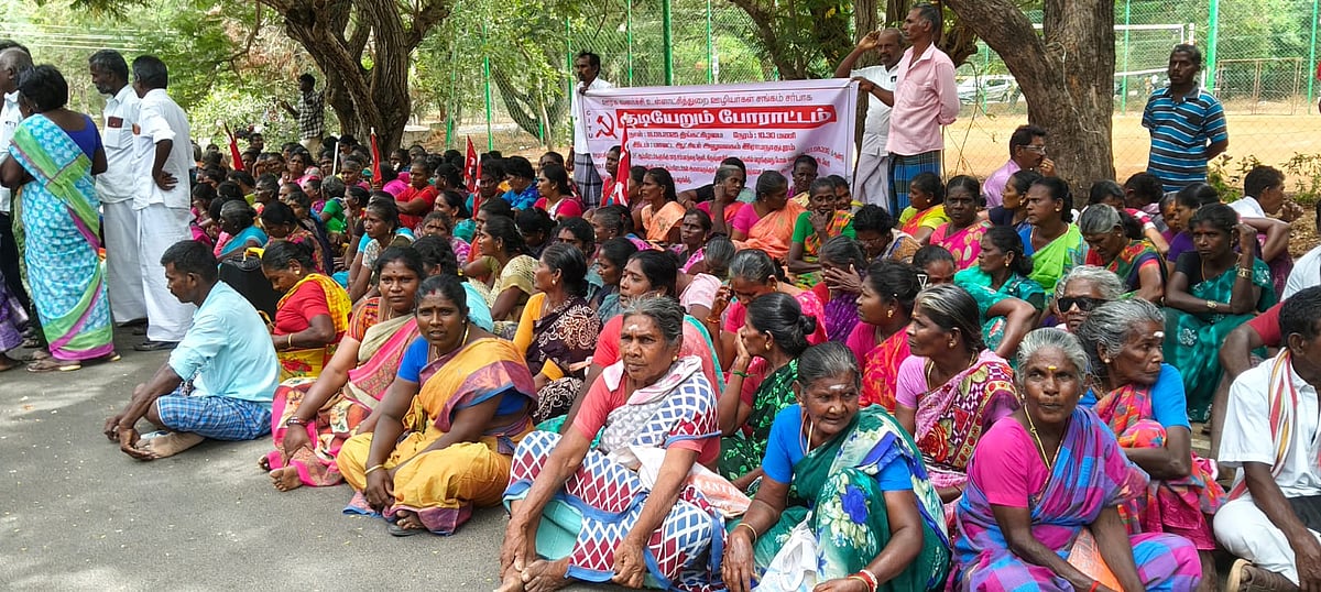 ராமநாதபுரம் ஆட்சியர் அலுவலகத்தில் உள்ளாட்சித் துறை ஊழியர்கள் குடியேறும் போராட்டம்!