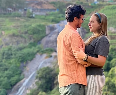 அமெரிக்க பொண்ணு - இந்திய பையன்! காதலா, நிச்சயித்த திருமணமா? வைரலான விடியோ