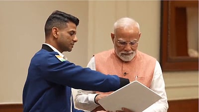 பிரதமா் மோடியுடன் சுபான்ஷு சுக்லா சந்திப்பு