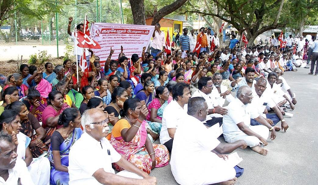 உள்ளாட்சித் துறை ஊழியா்கள் சங்கத்தினா் ஆட்சியா் அலுவலகத்தில் குடியேறும் போராட்டம்