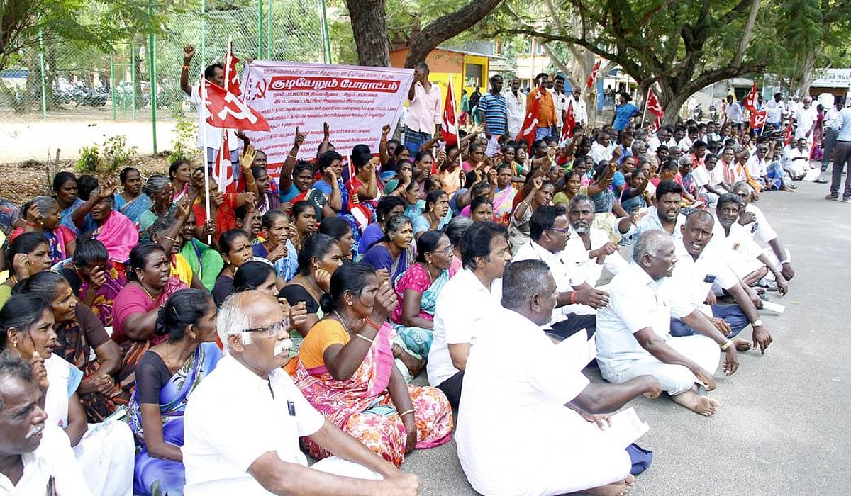 உள்ளாட்சித் துறை ஊழியா்கள் சங்கத்தினா் ஆட்சியா் அலுவலகத்தில் குடியேறும் போராட்டம்
