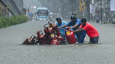 மகாராஷ்டிர வெள்ளம்! அடுத்த 48 மணிநேரம் மிகவும் முக்கியம்: முதல்வர் ஃபட்னவீஸ்