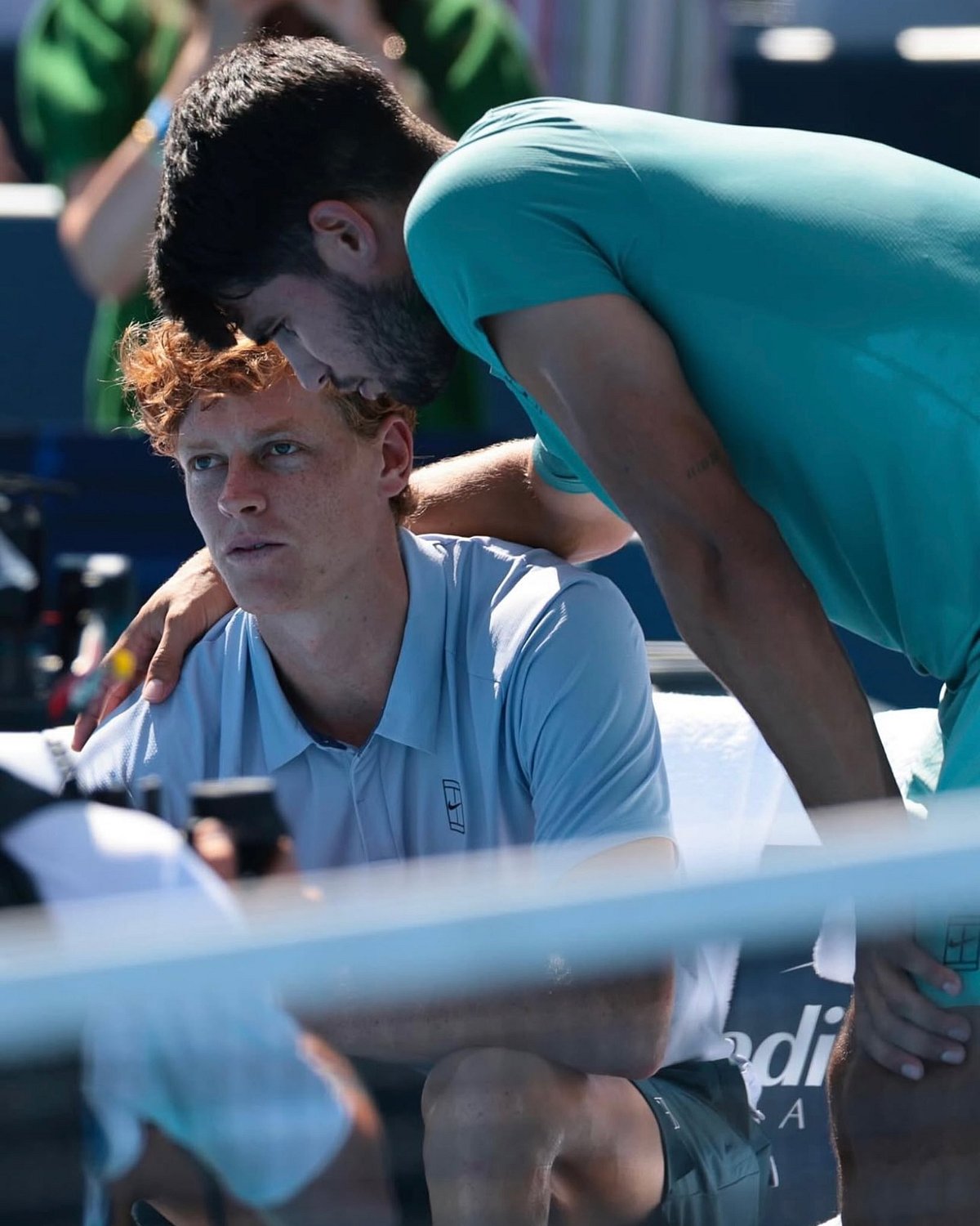 சின்னரிடம் உடல்நிலை குறித்து விசாரித்த அல்காரஸ்.