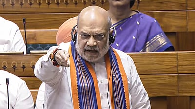 அமைச்சர்கள், முதல்வர்கள் பதவிப்பறிப்பு! அமித் ஷா மீது தூக்கியெறியப்பட்ட மசோதா நகல்கள்!