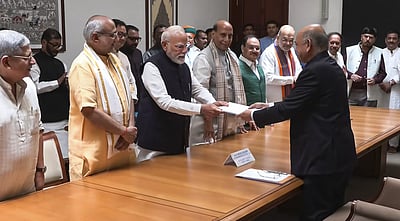 தே.ஜ. கூட்டணி வேட்பாளர் சி.பி. ராதாகிருஷ்ணன் வேட்புமனு தாக்கல்!