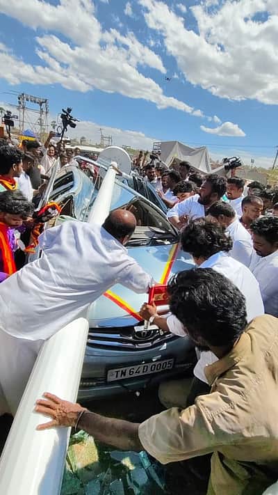 தவெக மாநாடு: 100 அடி கொடிக் கம்பம் சாய்ந்து கார் சேதம்! 