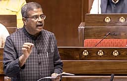 நீட் மறுதோ்வு ஏற்பாடுகள்:
தா்மேந்திர பிரதான் ஆலோசனை