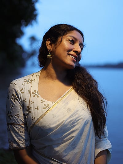 வெட்கச் சிரிப்பில்.... அனுமோள்!