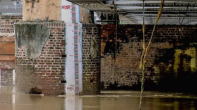 தில்லியில் அபாய அளவை நெருங்கிச் செல்லும் யமுனை நதி! 