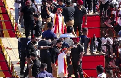 தவெக மாநாட்டுக்கு விஜய் வருகை! புறப்பட்ட தொண்டர்கள்!!