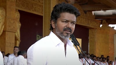 சிங்கம் வேட்டைக்கு மட்டுமே வெளியே வரும்: விஜய்