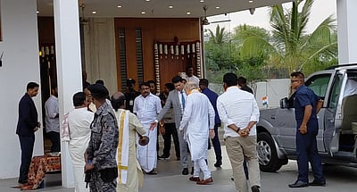 அமித் ஷாவுக்கு  தேநீர் விருந்து அளித்த நயினார் நாகேந்திரன்