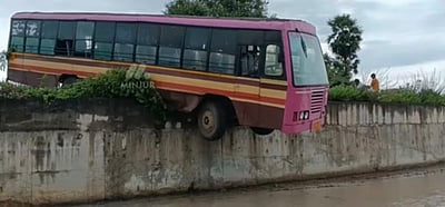 பொன்னேரி அருகே அந்தரத்தில் தொங்கிய அரசுப் பேருந்து!