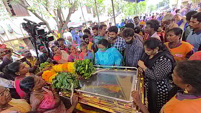 மழைநீர் வடிகால்களையும் சாலைகளையும் செவ்வனே செப்பனிட வேண்டும்- தமிழிசை  