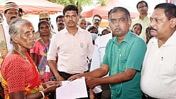 பயனாளிகள் வீட்டுக்கு சென்று பட்டாவை  வழங்கிய ஆட்சியா்