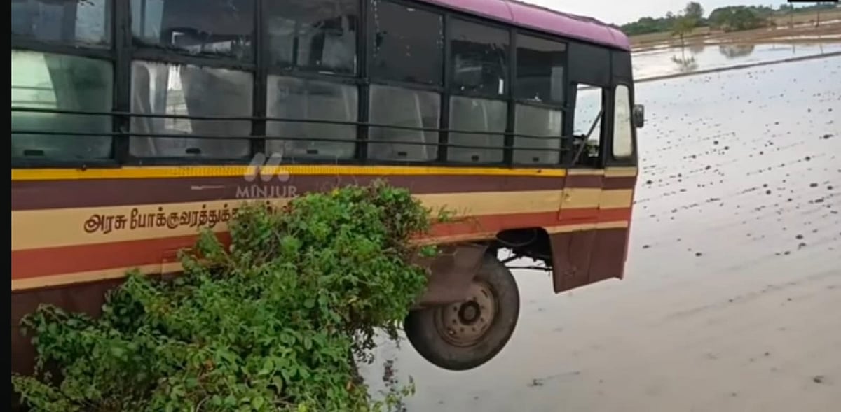 பொன்னேரி அருகே அந்தரத்தில் தொங்கிய அரசுப் பேருந்து!
