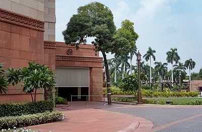 நாடாளுமன்றத்தில் பிரதமரின் பாதுகாப்புக்கு அச்சுறுத்தலாக மாறிய மரம்! விரைவில் வேறு இடத்துக்கு மாற்றம்!