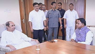 நவீன் பட்நாயக்கை சந்தித்து ஒடிசா முதல்வர் நலம் விசாரிப்பு 