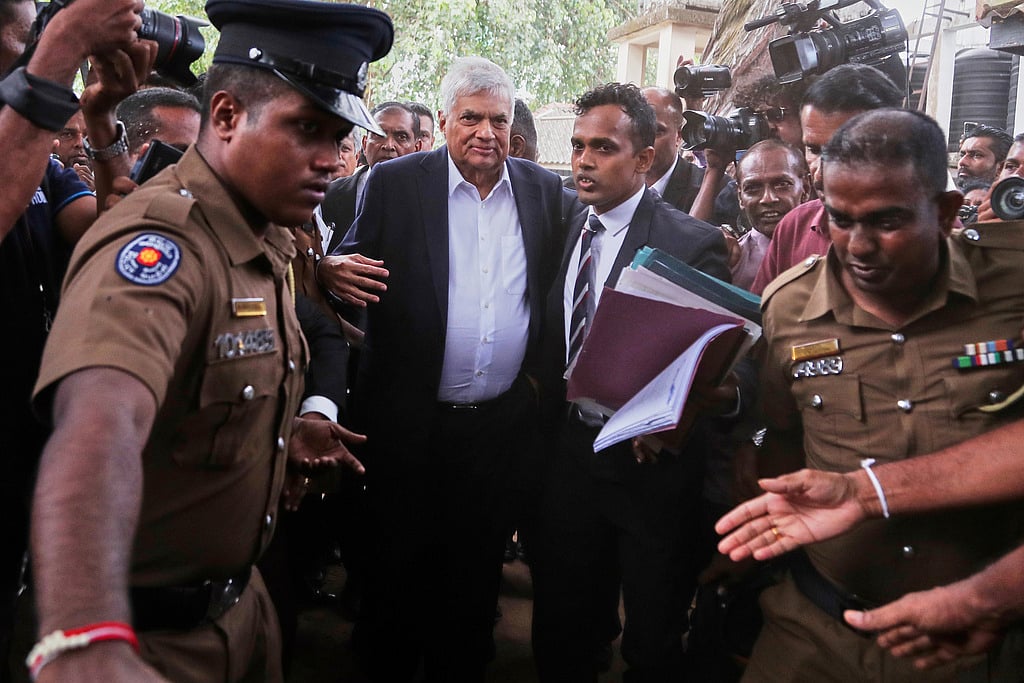 கை விலங்கிட்டு அழைத்துச் செல்லப்பட்ட ரணில் விக்ரமசிங்க! ஆக. 26 வரை காவல்!