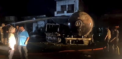 எல்பிஜி டேங்கர் லாரி - டிரக் மோதி பயங்கர விபத்து! ஒருவர் பலி; 20 பேர் படுகாயம்