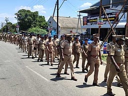 கூத்தாநல்லூரில் போலீஸாா் கொடி அணிவகுப்பு