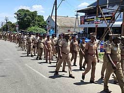 கூத்தாநல்லூரில் போலீஸாா் கொடி அணிவகுப்பு