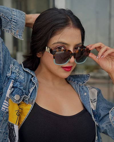 கண் இரண்டில் மோதி... குஷி தூபே! 