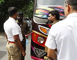 வாகனங்களில் விதிகளை மீறி பயன்டுத்தப்படும் ‘ஏா்ஹாரன்கள்’!
பொதுமக்கள், வாகன ஓட்டிகள் அவதி!!