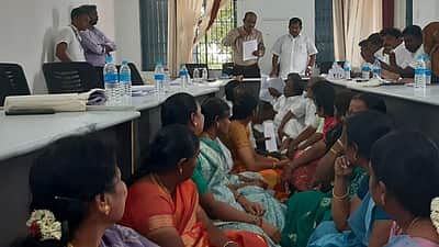 நிதி ஒதுக்கீட்டில் பாரபட்சம்: திருமுருகன்பூண்டி  நகர்மன்ற உறுப்பினர்கள் போராட்டம்!