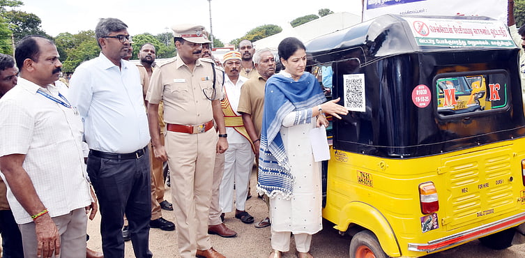 ஆவணங்களை ஆய்வு செய்ய உதவும் பாா்கோடு வில்லைகள்:
ஆட்டோக்களில் ஆட்சியா் ஒட்டினாா்