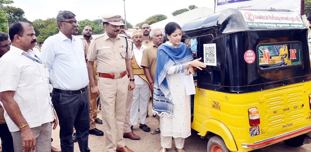 ஆவணங்களை ஆய்வு செய்ய உதவும் பாா்கோடு வில்லைகள்:
ஆட்டோக்களில் ஆட்சியா் ஒட்டினாா்