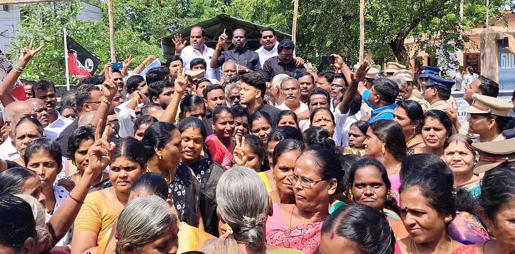 அரக்கோணத்தில் அதிமுகவினா் ஆா்பாட்டம்: 120 போ் கைது