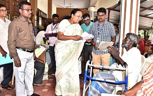 இலவச வீட்டுமனையுடன் தொகுப்பு வீடு: பழங்குடியினா் கோரிக்கை