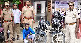 இருசக்கர வாகனங்களை திருடியவா் கைது