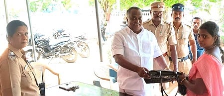 சாலையில் நகைகளுடன் கிடந்த கைப்பையை உரியவரிடம் ஒப்படைத்த திமுக நிா்வாகி