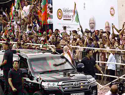 குஜராத்தில் பிரதமர் மோடி சாலைவலம்: ஆயிரக்கணக்கானோர் திரண்டு வரவேற்பு!