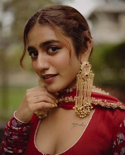 காதில் தங்க விழுது... பிரியா பிரகாஷ் வாரியர்!