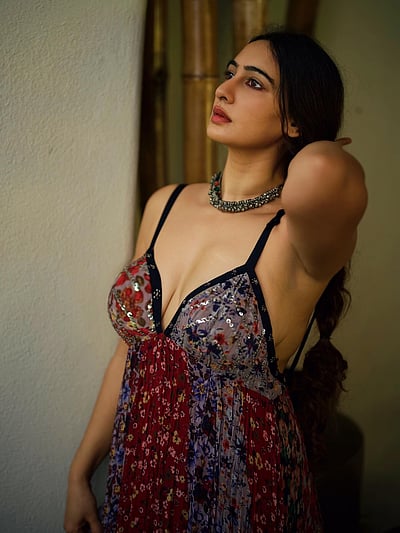 ஜாடை காட்டியே... மேகா ஷுக்லா!